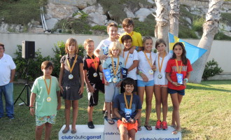 Els regatistes més joves del Club Nàutic Garraf celebren la Regata d’Estiu 2015