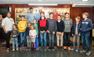El CN Arenys de Mar galardona a 22 regatistas y navegantes por sus éxitos durante el año en la Fiesta de la Vela
