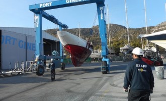 La millorada cabina de pintura de Port Ginesta posa a punt una joia de la navegació