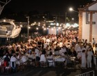 300 personas dan la bienvenida al verano con la Fiesta Solidaria Blanco y Negro en el CN Sant Feliu de Guíxols