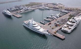 La explanada del área técnica para grandes esloras de Vilanova Grand Marina, a punto