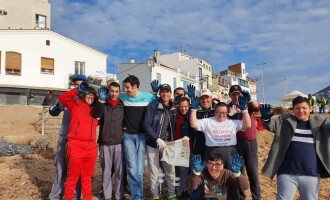 El Club Vela Blanes se suma la limpieza popular ciudadana de la playa
