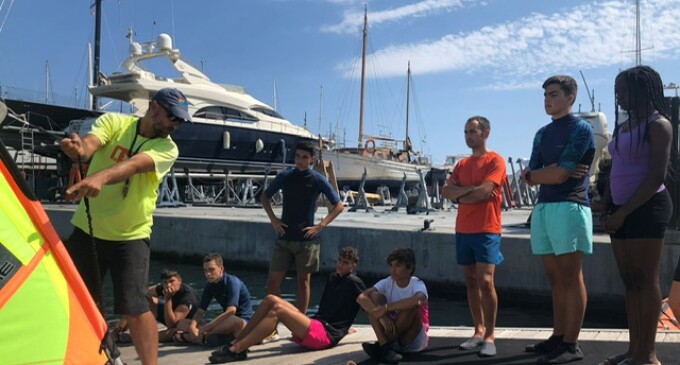 La Base Náutica de Verano del Puerto de Badalona acerca al mar a 2.000 niños y adolescentes