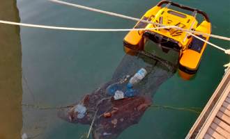 El Port Olímpic adquiere un nuevo robot para recoger residuos del mar