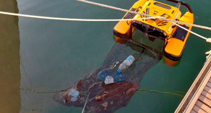 El Port Olímpic adquireix un nou robot per a recollir residus del mar