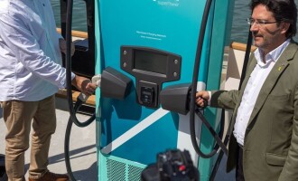 Sant Carles Marina es converteix en el primer port esportiu d’Espanya a instal·lar un carregador ràpid elèctric per a embarcacions d’esbarjo
