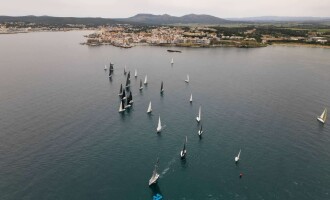 La XXXI Ruta de la Tramuntana-Trofeu Costa Brava omple el mar d’Empúries de veles