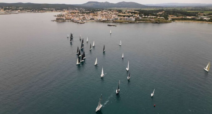 La XXXI Ruta de la Tramontana-Trofeo Costa Brava llena el mar de Empuries de velas