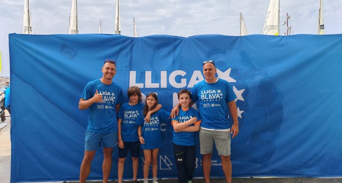 Nora, Kai y Max comienzan la Liga Azul Escolar como representantes del Club de Vela Blanes