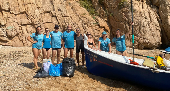 Acció de neteja a la Cala Sa Forcanera a càrrec de la secció de rem del Club de Vela Blanes