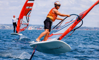 Sandro Portune, del Club Nàutic Salou, gana una prueba del Mundial en Francia y se consolida entre los mejores del mundo