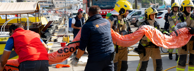 Simulacros de incendio y de rescate en el Club Nàutic Estartit