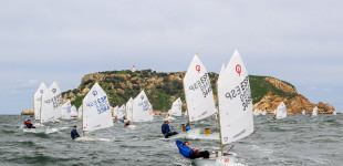 Campeonato de Catalunya Optimist 2026 en el CN Estartit: Viento, lluvia, corriente y mucha estrategia