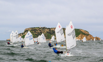Campeonato de Catalunya Optimist 2026 en el CN Estartit: Viento, lluvia, corriente y mucha estrategia