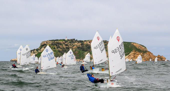 Campeonato de Catalunya Optimist 2026 en el CN Estartit: Viento, lluvia, corriente y mucha estrategia