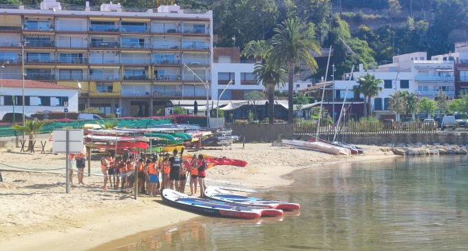 Los alumnos de 5º de primaria de Blanes finalizan el programa Esport Blau Escolar tras diez sesiones en el mar
