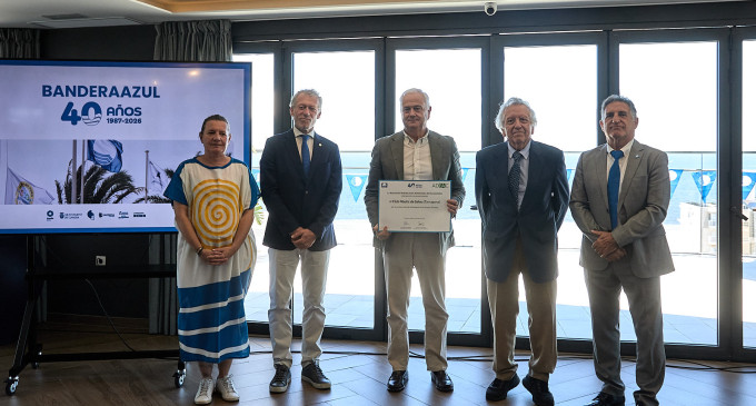 El Club Nàutic Salou recibe un reconocimiento por sus 39 años consecutivos con Bandera Azul