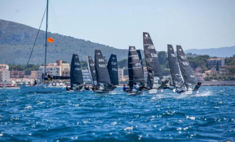 Final de alto nivel del Campeonato de Europa de Moth en L’Escala