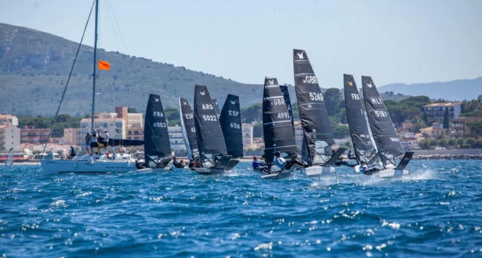 Final de alto nivel del Campeonato de Europa de Moth en L’Escala