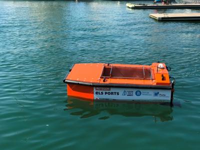 El Port de Badalona inicia un nou sistema de recollida de residus amb drons aquàtics